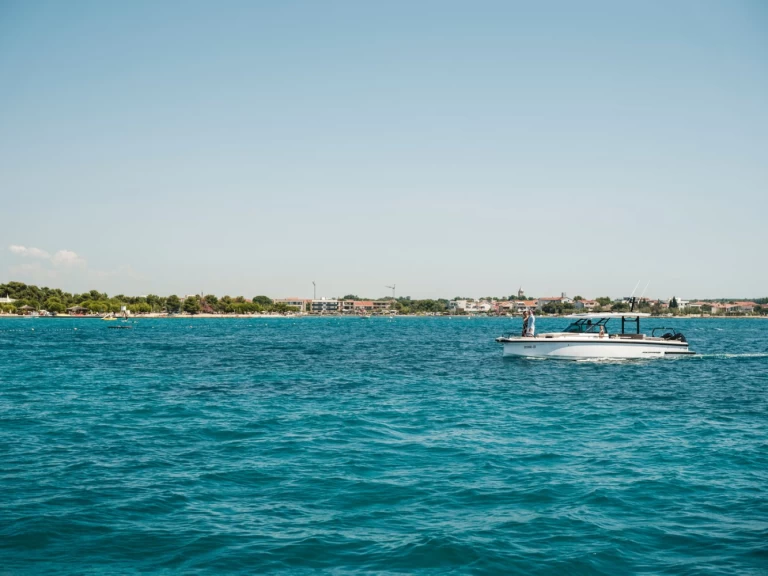 Bootverhuur Zaton goedkoop Axopar 37 Sun-Top