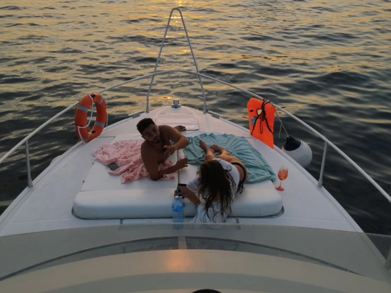 Verhuur Motorboot Ferretti met vaarbewijs
