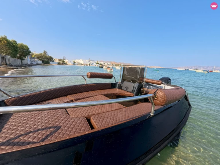 Huur een Isatek Cobra 495 in Mílos