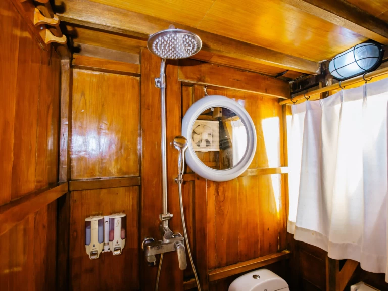 Bootverhuur Labuan Bajo goedkoop Phinisi Boat