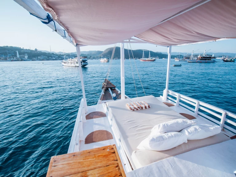 Verhuur Zeilboot in Labuan Bajo - White Pearl 02 Phinisi Boat