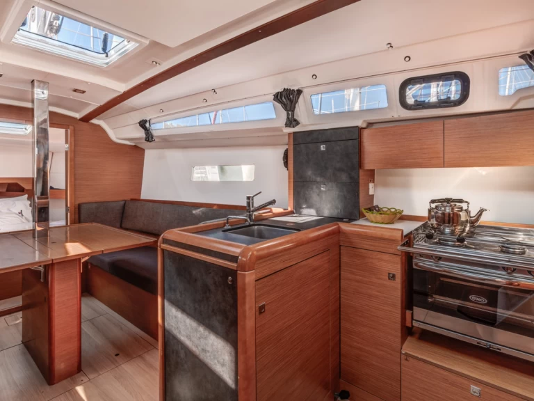 Huur een Jeanneau Sun Odyssey 349 in Gouviá