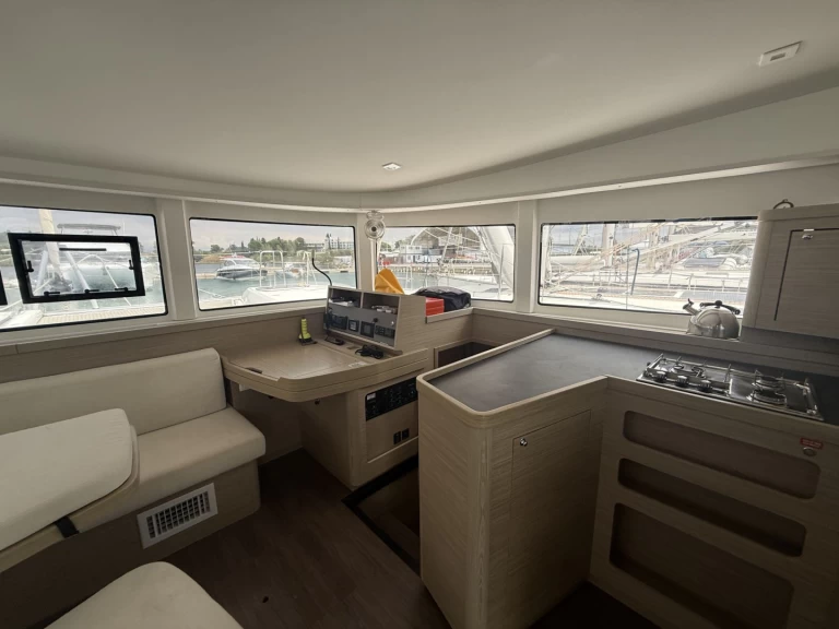 Bootverhuur Lagoon Lagoon 42 in Gouviá via SamBoat