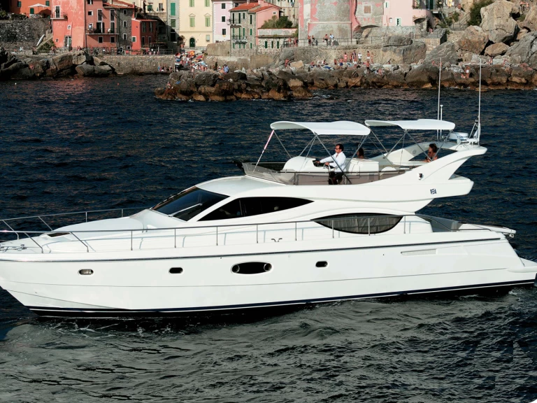 Huur Motorboot met of zonder schipper Ferretti in Panaji