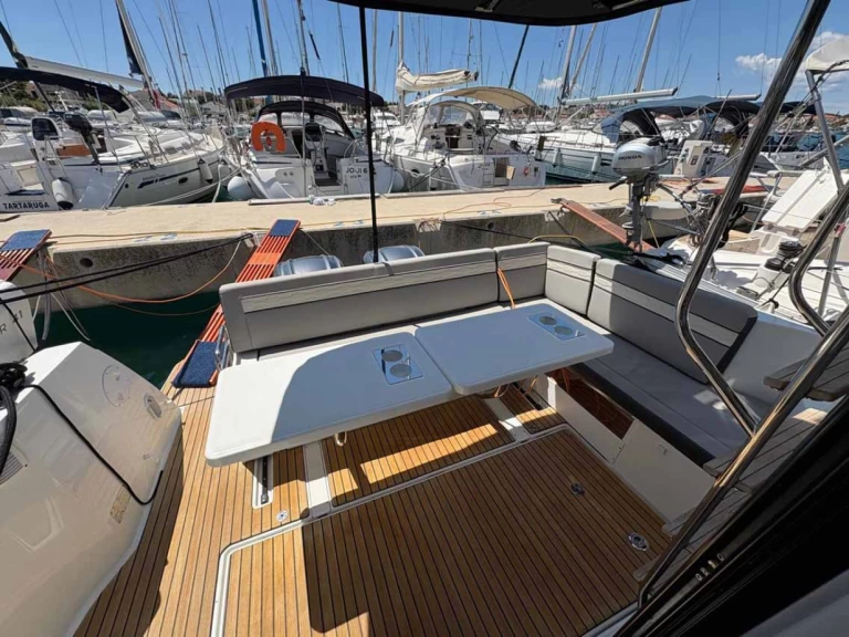Verhuur Motorboot Jeanneau met vaarbewijs