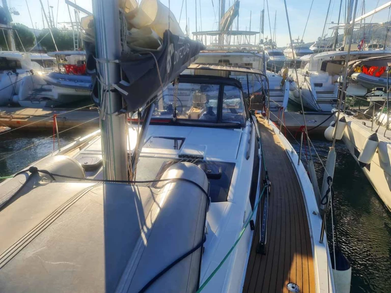 Huur een Dufour Dufour 430 in Murter-Kornati
