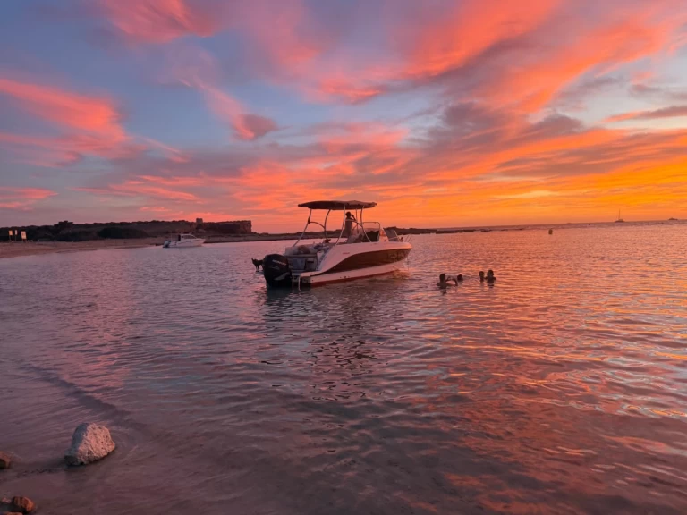 Bootverhuur Ibiza Town goedkoop Activ 805 Sundeck