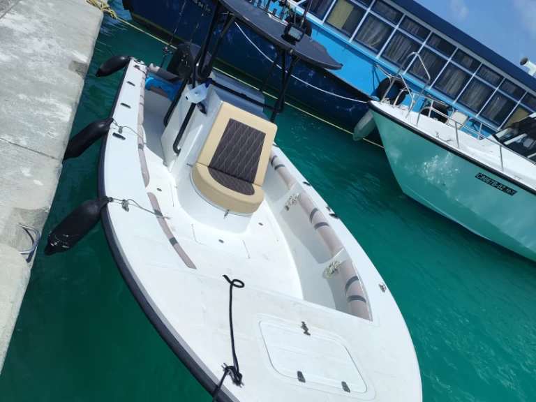 Verhuur Motorboot in Kendhoo - Touring 24 24 center console 