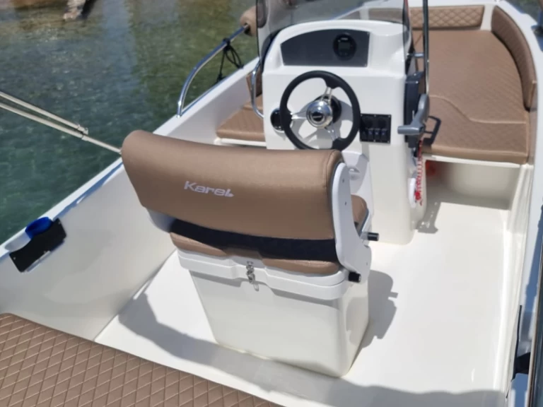 Karel F17 te huur van particulier of professional in Agios Nikolaos