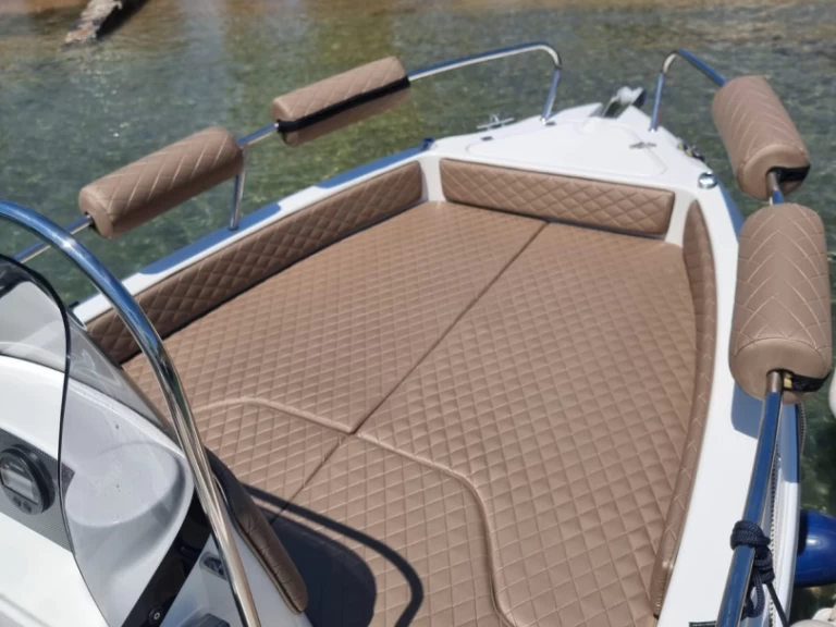 Huur een Karel F17 in Agios Nikolaos