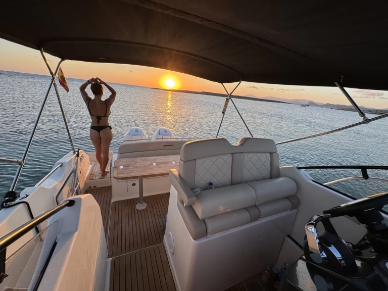 Bootverhuur Ibiza Town goedkoop Activ 875 Sundeck