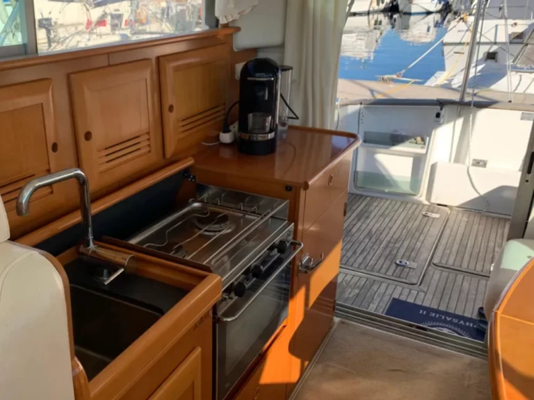 Jachthuur in Roses - Bénéteau Antares 10.80 Fly via SamBoat