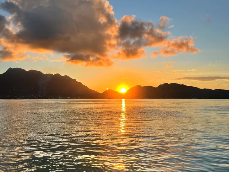 Huur een Wellcraft Scarab 302 Sport in Mahé