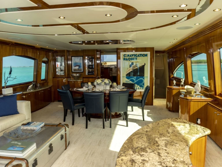 Huur een Hatteras Gail Force II in Nassau