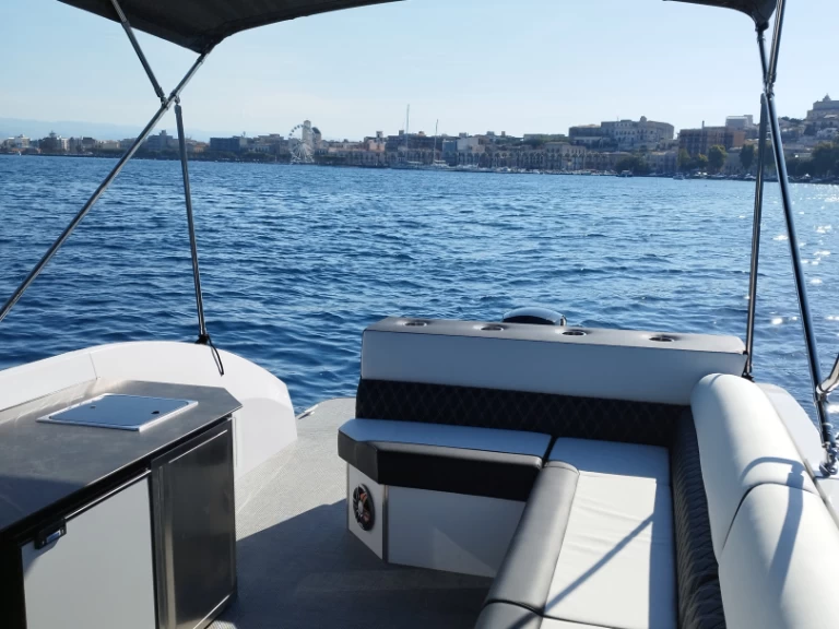 Huur een Swiss-Boat/Italy Boat Funlounger 8.5 in Milazzo