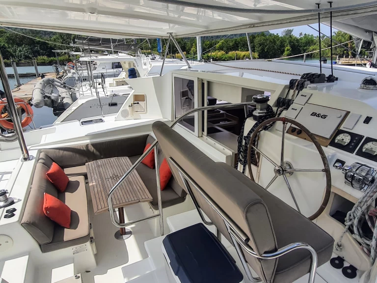 Verhuur Catamaran Lagoon met vaarbewijs