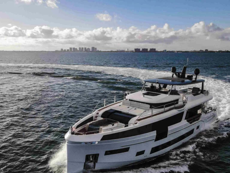 Huur een Sirena 88’ Sirena in Miami Beach