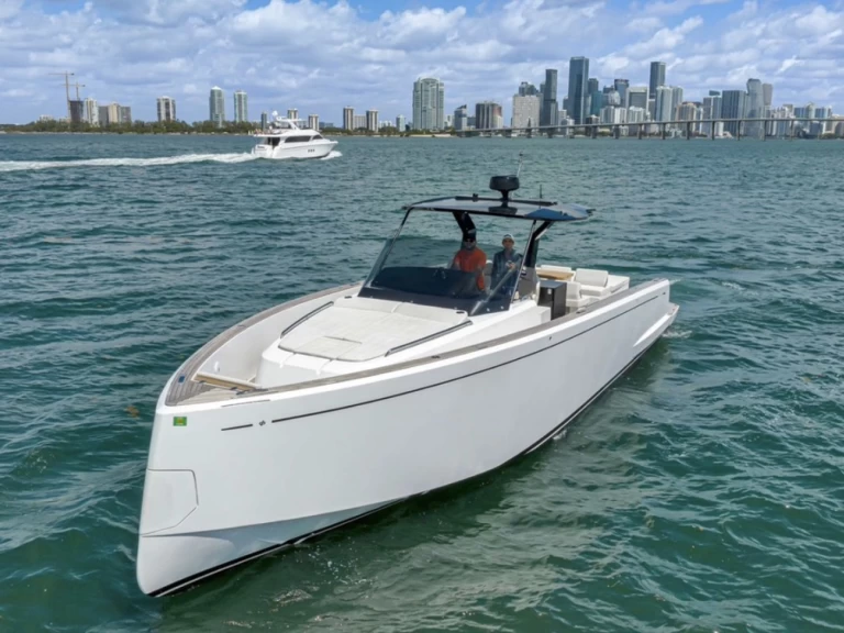 Verhuur Motorboot Pardo Yachts met vaarbewijs