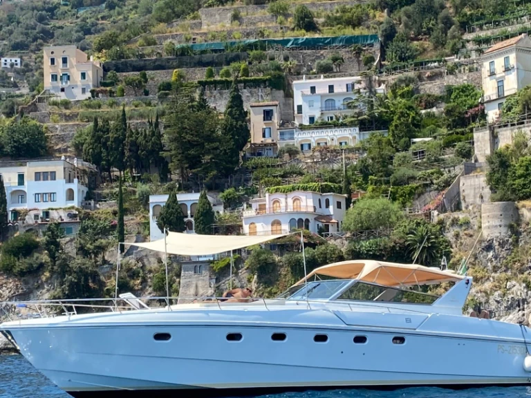 Verhuur Motorboot Ferretti met vaarbewijs