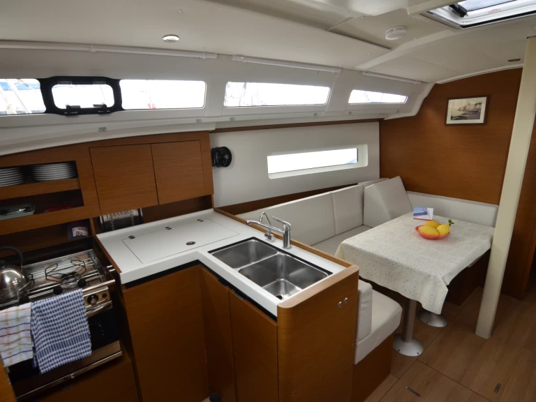 Bootverhuur Jeanneau Sun Odyssey 380 in Cannigione via SamBoat