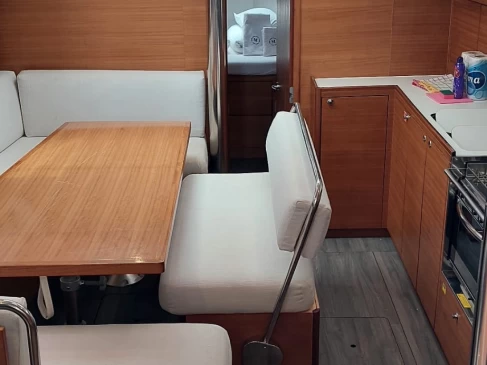 Huur een Elan Impression 45.1 in Trogir