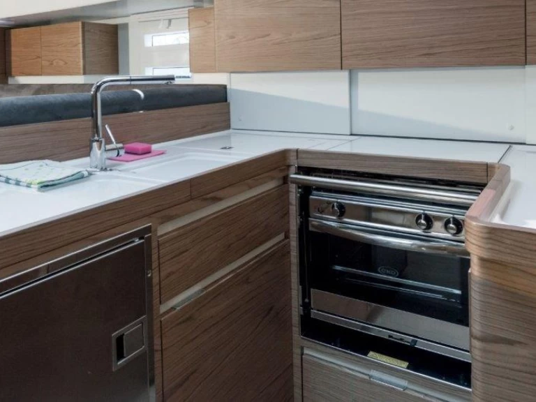 Huur een Elan Impression 50 in Seget Donji