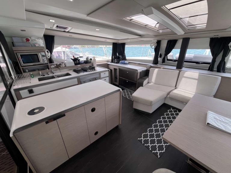 Verhuur Jacht Fountaine Pajot met vaarbewijs
