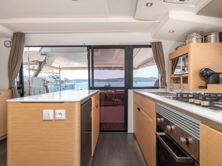 Jachthuur in Seget Donji - Fountaine Pajot Aura 51 via SamBoat