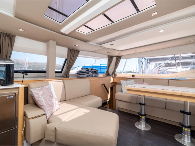 Huur een Fountaine Pajot Aura 51 in Seget Donji