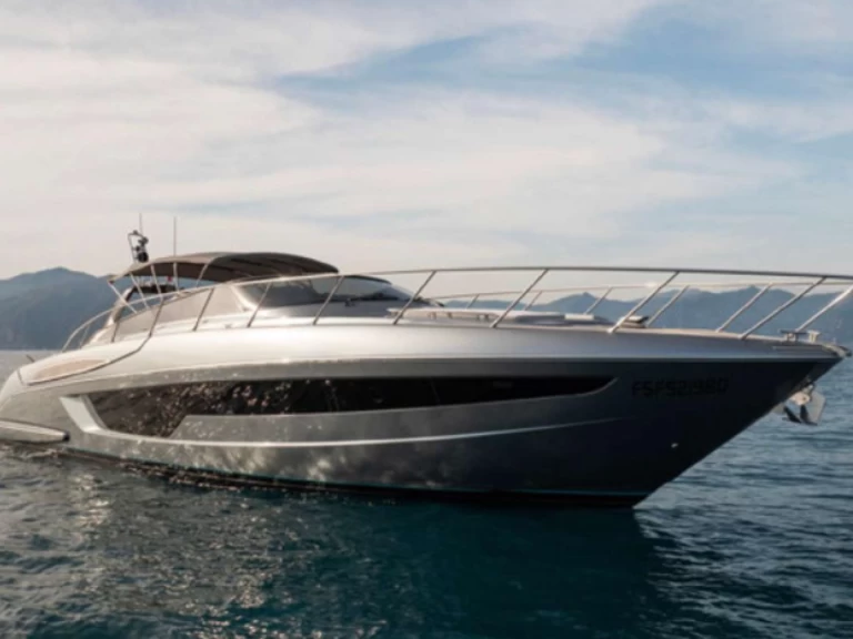 Verhuur Motorboot Riva met vaarbewijs