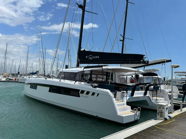 Catamaran te huur in Lávrio voor de beste prijs