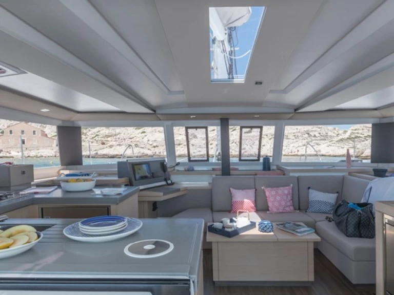 Fountaine Pajot Astrea 42 te huur van particulier of professional in Parham Town