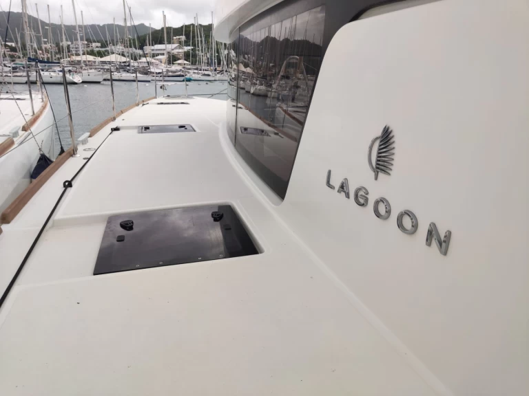 Verhuur Catamaran Lagoon met vaarbewijs
