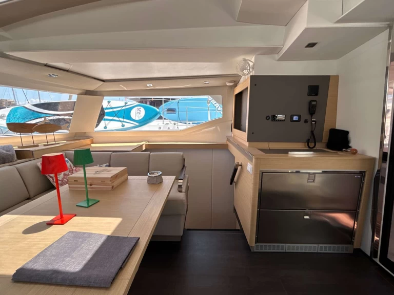 Huur een Fountaine Pajot Elba 45 in Salerno