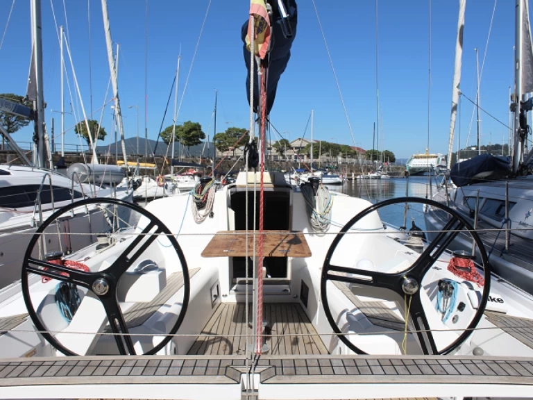 Huur een Elan E4 in Vigo