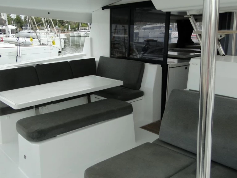 Huur een Fountaine Pajot Astrea 42 in Gouviá