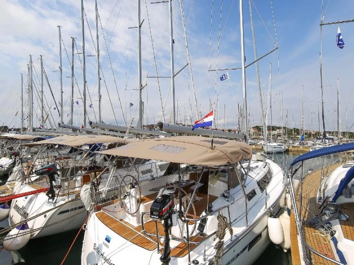 Huur een Bavaria Cruiser 37 in Pula