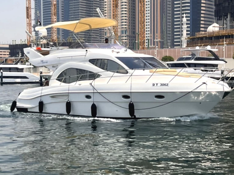 Motorboot te huur in Dubai Marina voor de beste prijs