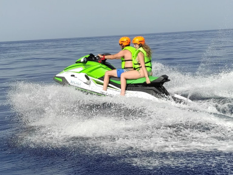 Huur Jet Ski met of zonder schipper Yamaha in Letojanni