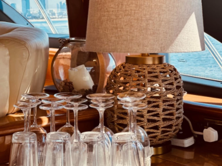 Huur een Azimut Azimut 62 Fly in Dubai Marina