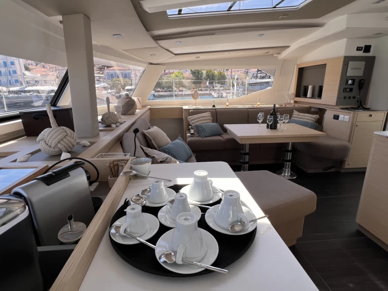 Huur een Fountaine Pajot Aura 51 in Perigiali