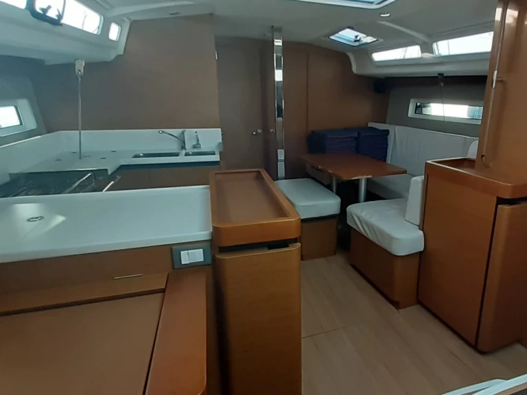 Bootverhuur Jeanneau Sun Odyssey 440 in Olbia via SamBoat