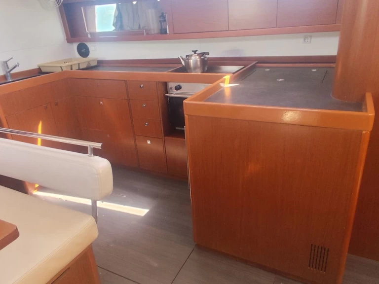 Huur een Bénéteau Oceanis 48 in Gouviá