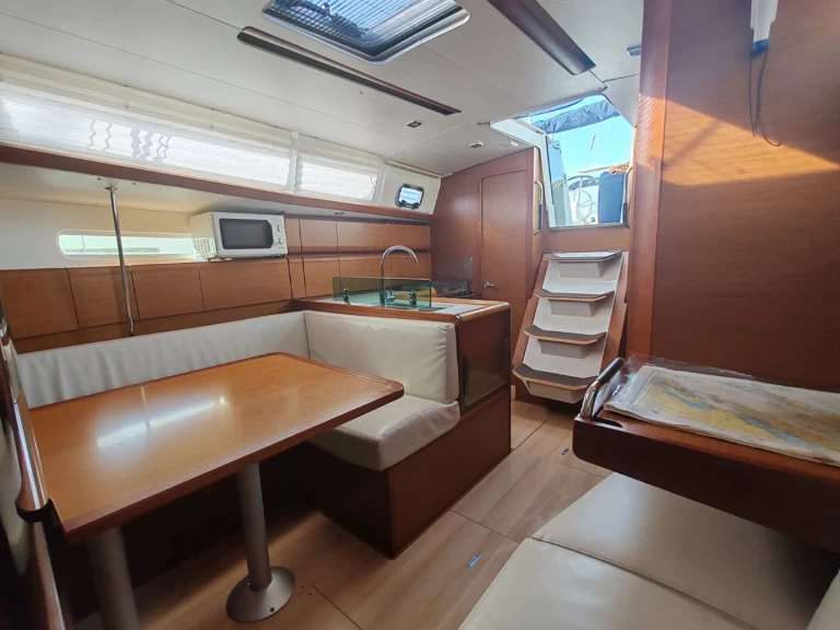 Huur een Jeanneau Sun Odyssey 389 in Drage