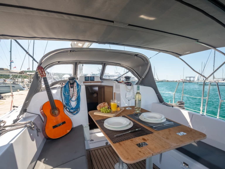 Huur een Elan E4 in Betina