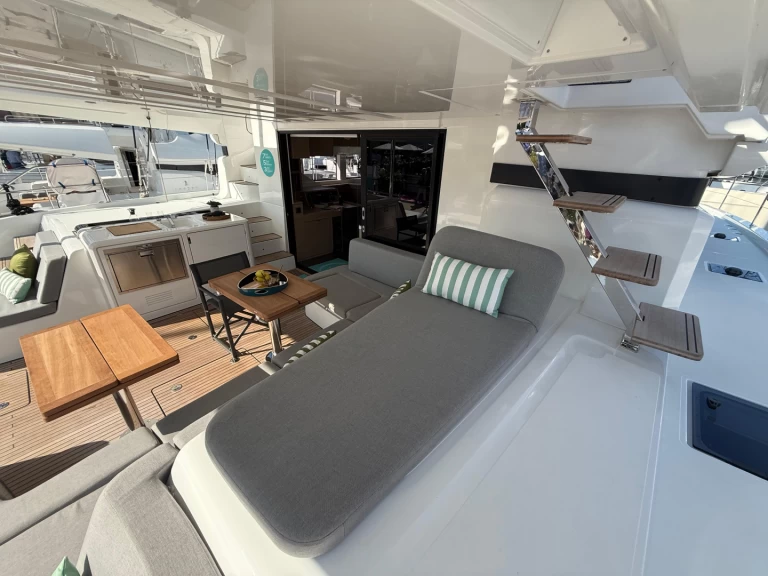Bootverhuur Lagoon Lagoon 55 in Salerno via SamBoat