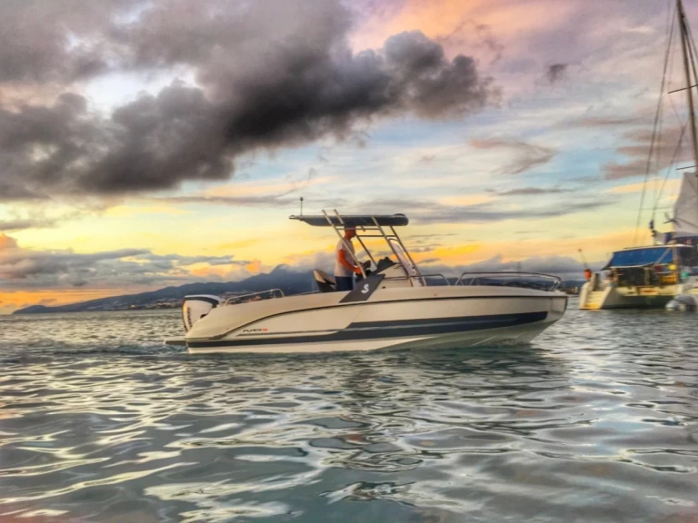 Huur Motorboot met of zonder schipper Bénéteau in Les Trois-Îlets
