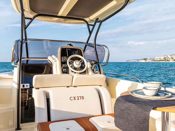 Bootverhuur Marina de Palamós goedkoop Invictus 270 FX