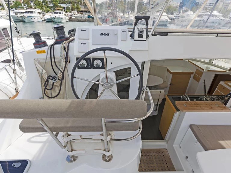 Bootverhuur Lagoon Lagoon 380 in Lávrio via SamBoat