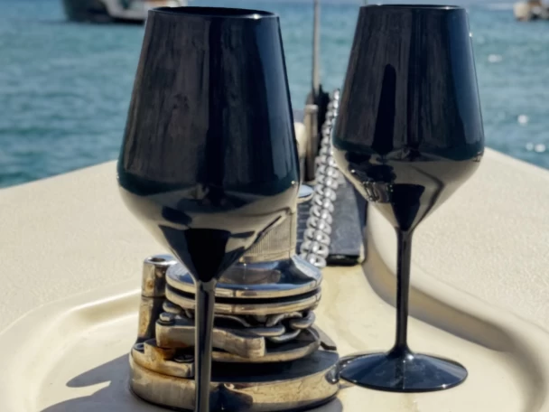 Huur een Victor Victor 7.4M in Agía Kiriakí